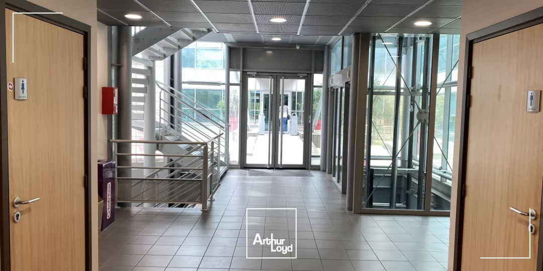BUREAUX 229.60 M² - A LOUER A MONTBONNOT 