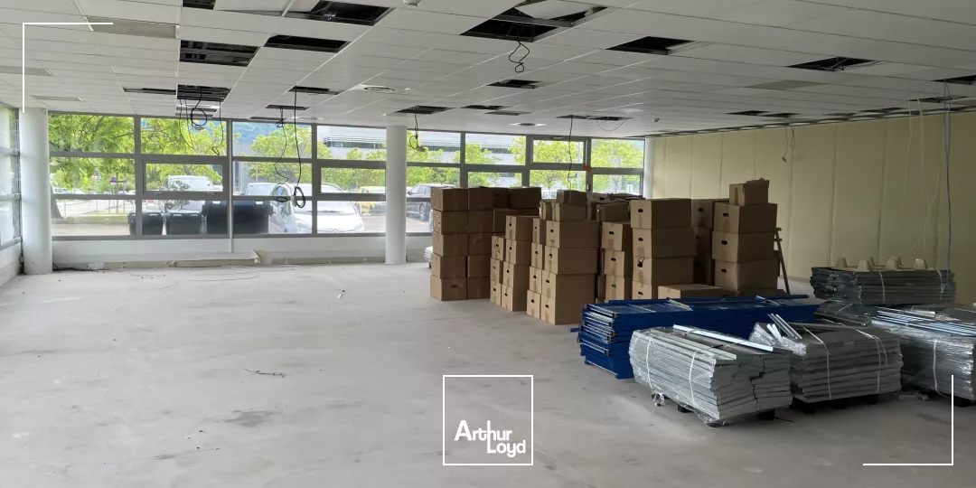 BUREAUX 229.60 M² - A LOUER A MONTBONNOT 
