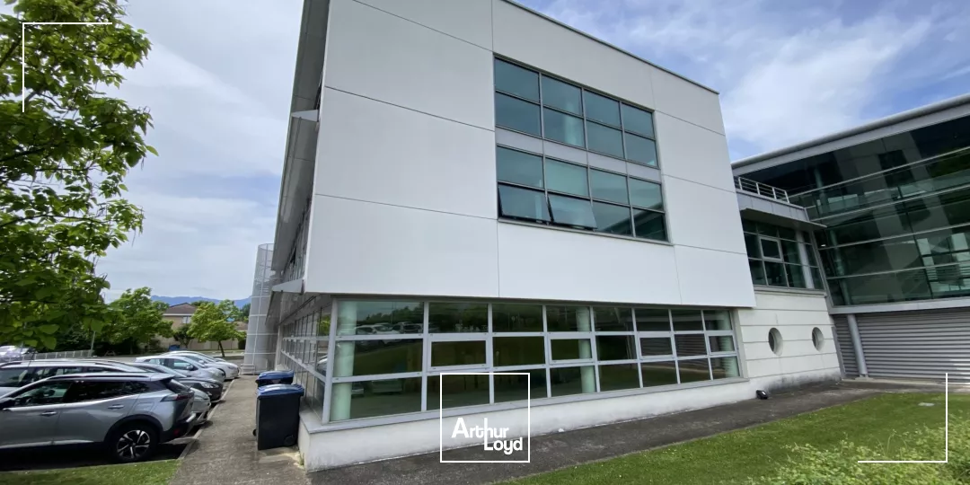 BUREAUX 229.60 M² - A LOUER A MONTBONNOT 