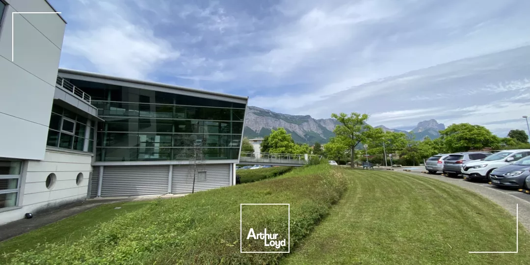 BUREAUX 229.60 M² - A LOUER A MONTBONNOT 