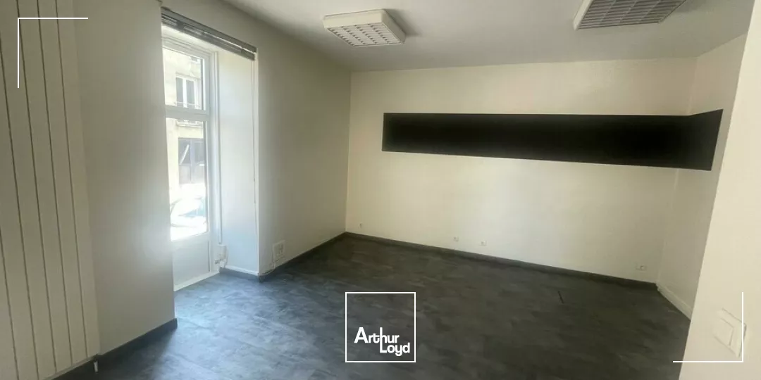 LA ROCHE-SUR-YON  LOCAL COMMERCIAL DE 76M² À LA LOCATION