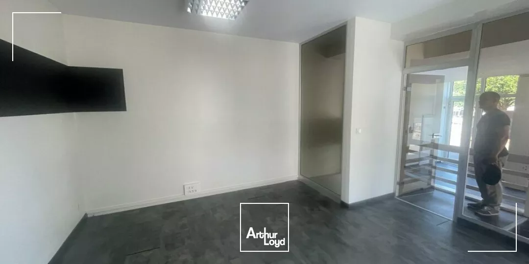 LA ROCHE-SUR-YON  LOCAL COMMERCIAL DE 76M² À LA LOCATION