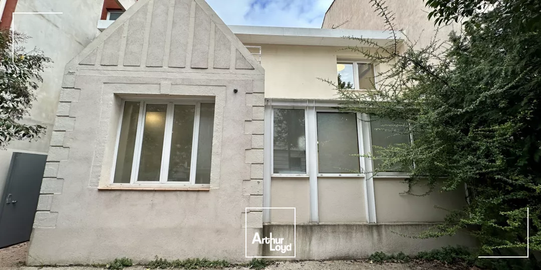 MAISON INDÉPENDANTE AVEC PARKING À LOUER EN CV