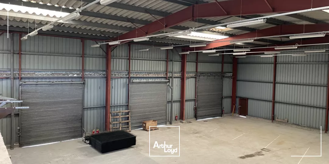 LOCAL D'ACTIVITE - 1500 m2 - A VENDRE - BELLE VISIBILITE ENTRE SOISSONS ET CHATEAU THIERRY