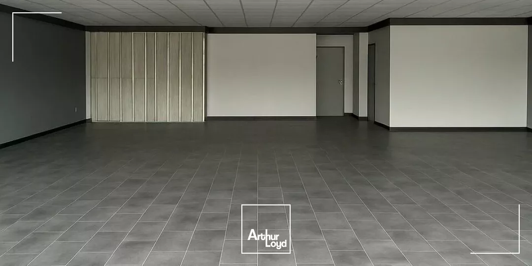 A LOUER - LOCAL COMMERCIAL DE 90m² - EMPLACEMENT STRATÉGIQUE - ZONE COMMERCIALE ET D'ACTIVITÉ, RN10 ET A10 POITIERS SUD 