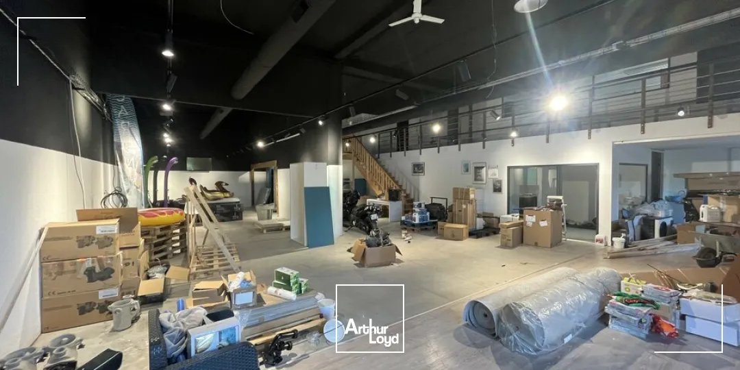 BUREAUX AVEC SHOWROOM, STOCKAGE POITIERS SUD - 320 M2