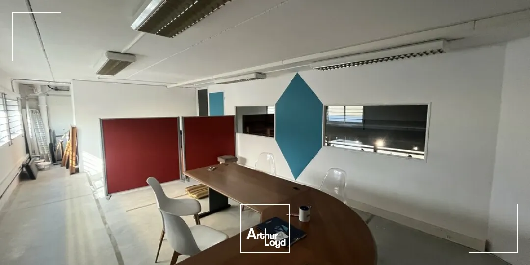 BUREAUX AVEC SHOWROOM, STOCKAGE POITIERS SUD - 320 M2