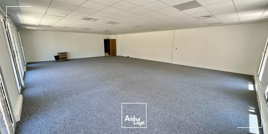 SURFACE DE BUREAUX EN RDC AU SEIN D'UN IMMEUBLE NEUF