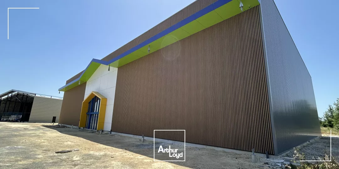 Immeuble commercial de 2300 m² à louer dans la zone Saint André de Cubzac. 