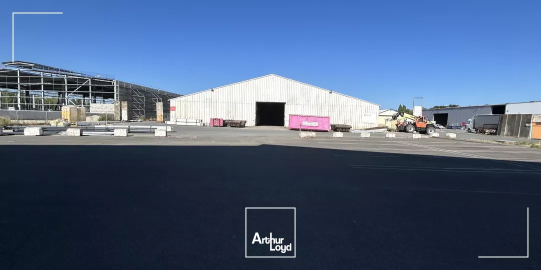 Entrepôts de 1600 m² divisibles à louer à BASSENS