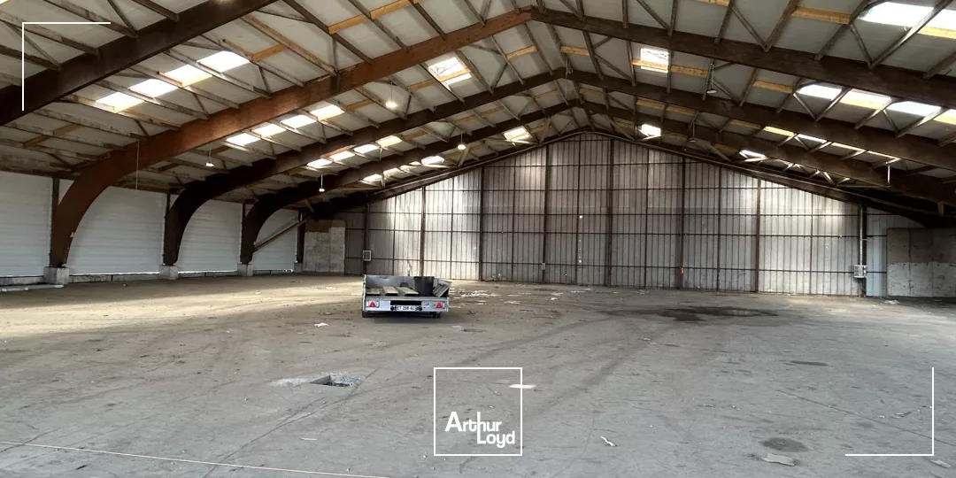 Entrepôts de 1600 m² divisibles à louer à BASSENS