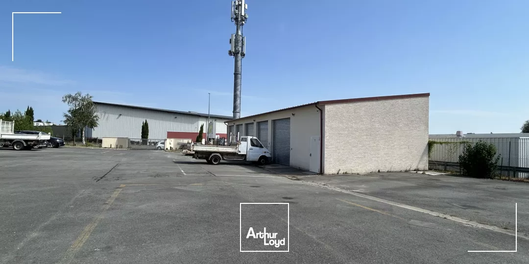 LOCAL D'ACTIVITÉ ET BUREAUX À LOUER À EYSINES 