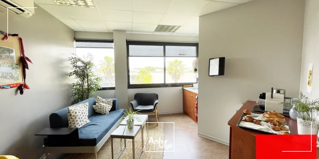 BUREAUX A LOUER - PLATEAUX AMENAGES AVEC NOMBREUX PARKINGS - PEROLS