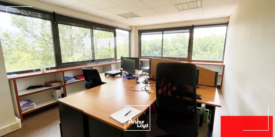 BUREAUX A LOUER - PLATEAUX AMENAGES AVEC NOMBREUX PARKINGS - PEROLS
