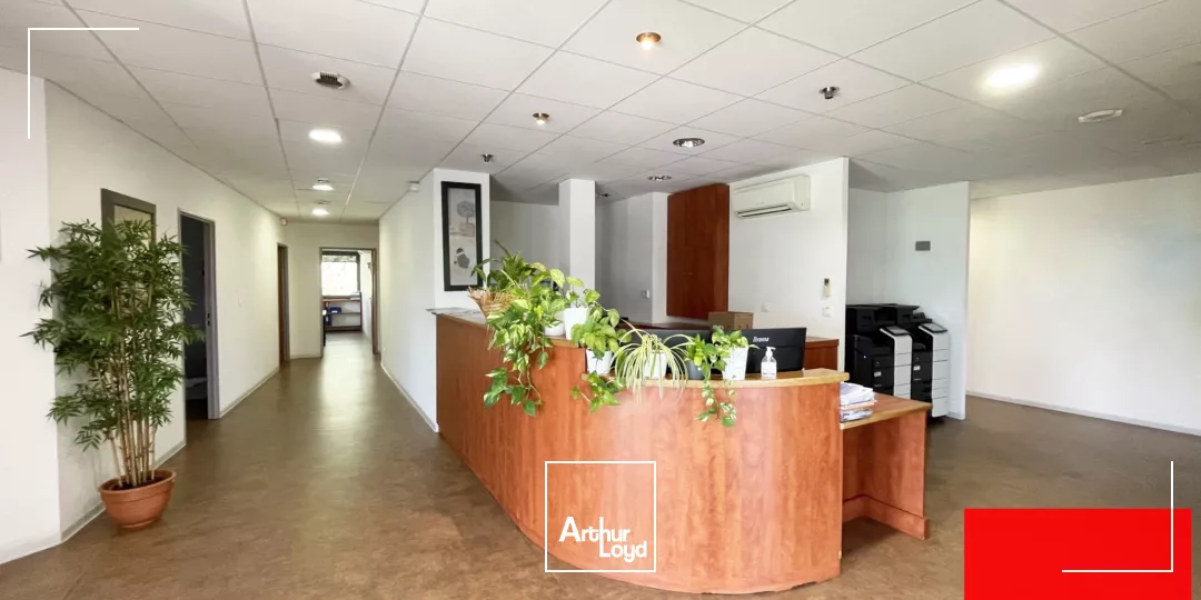 BUREAUX A LOUER - PLATEAUX AMENAGES AVEC NOMBREUX PARKINGS - PEROLS