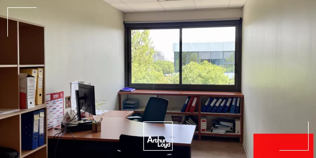 BUREAUX A LOUER - PLATEAUX AMENAGES AVEC NOMBREUX PARKINGS - PEROLS