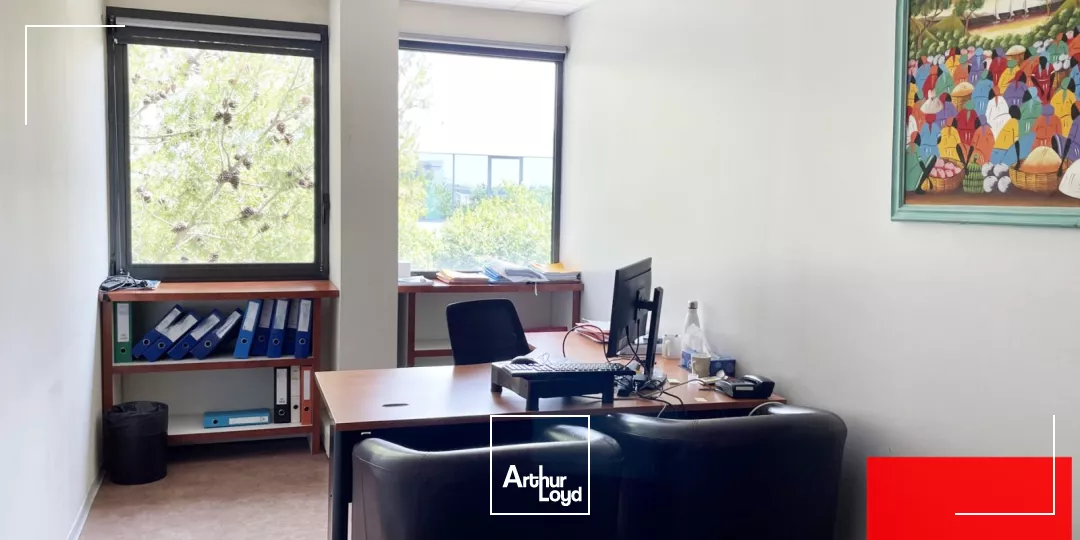 BUREAUX A LOUER - PLATEAUX AMENAGES AVEC NOMBREUX PARKINGS - PEROLS