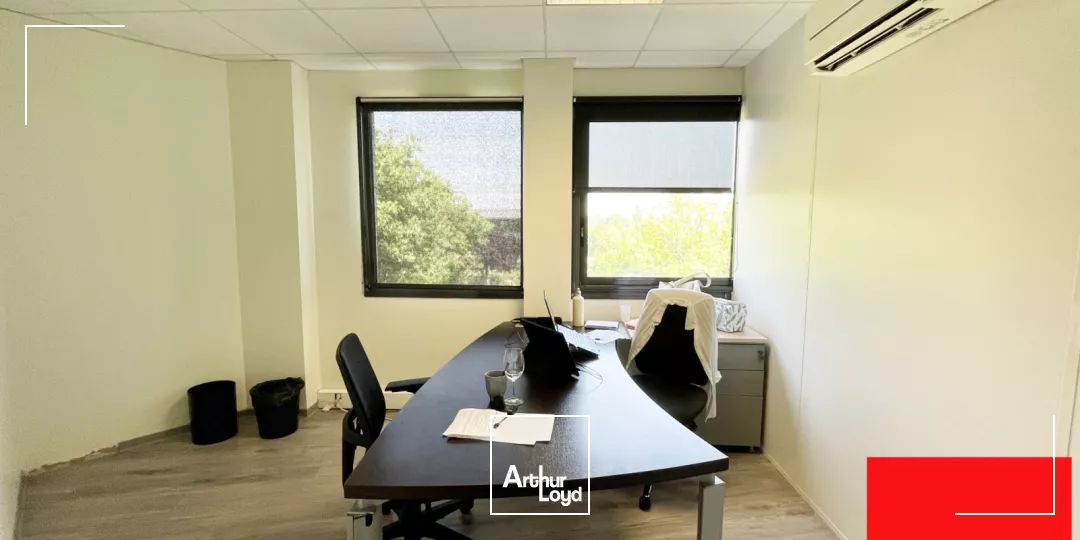 BUREAUX A LOUER - PLATEAUX AMENAGES AVEC NOMBREUX PARKINGS - PEROLS