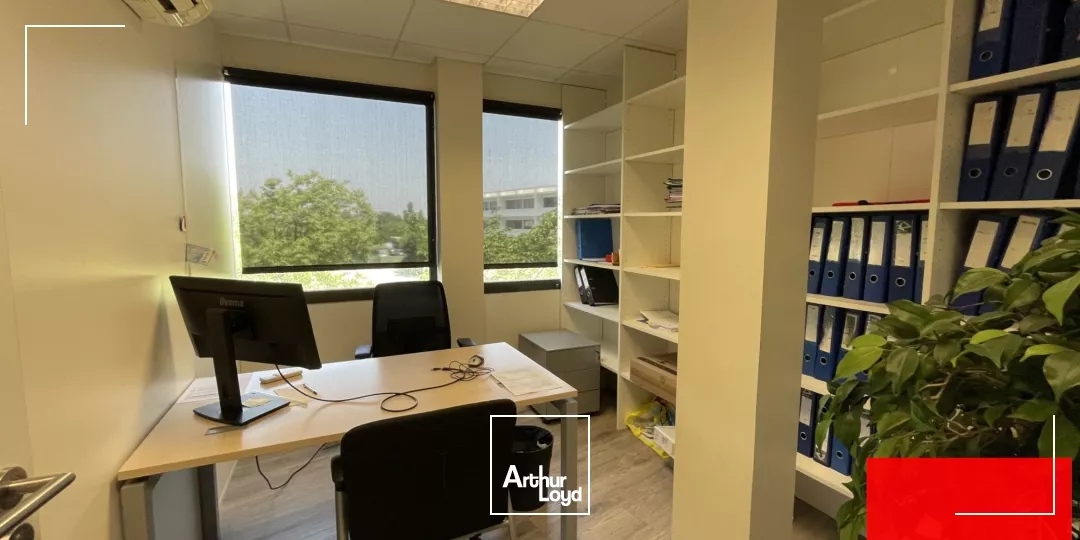 BUREAUX A LOUER - PLATEAUX AMENAGES AVEC NOMBREUX PARKINGS - PEROLS