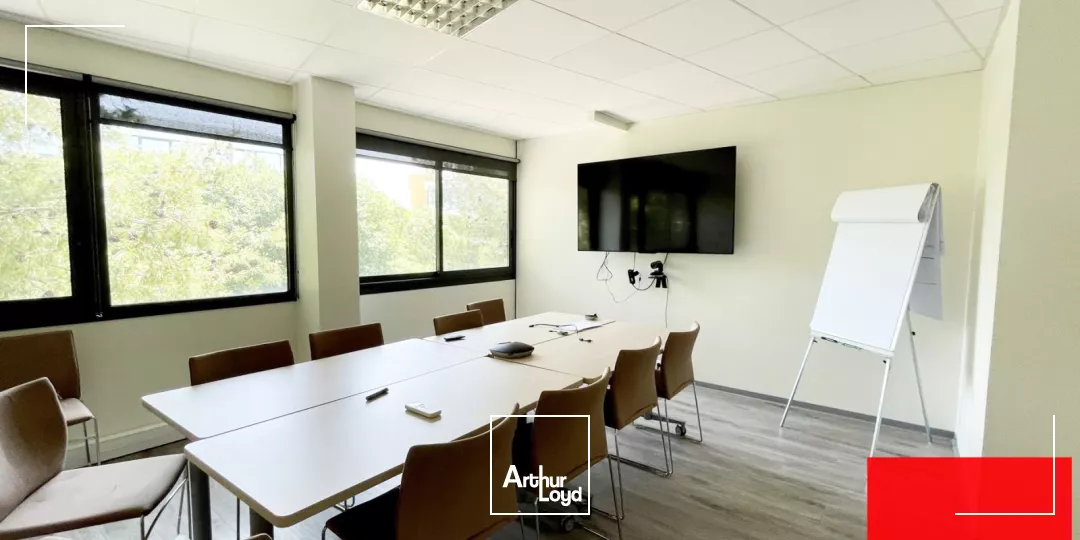 BUREAUX A LOUER - PLATEAUX AMENAGES AVEC NOMBREUX PARKINGS - PEROLS