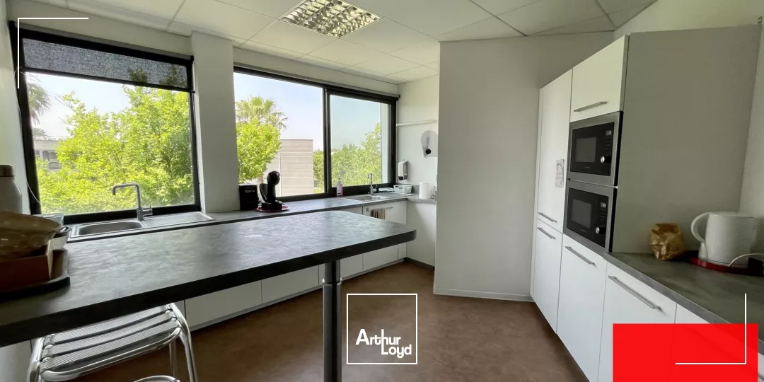 BUREAUX A LOUER - PLATEAUX AMENAGES AVEC NOMBREUX PARKINGS - PEROLS