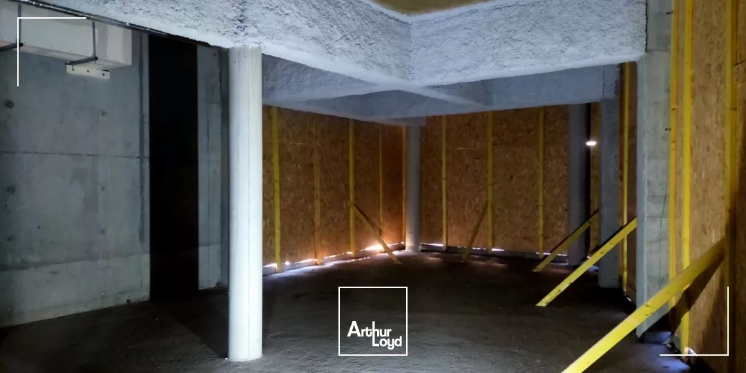 LOCAL COMMERCIAL 235 M² A LOUER BRUT DE BETON PONT DE CLAIX TERRASSE