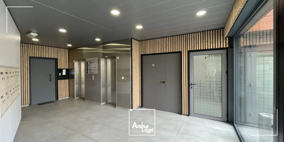 Opportunité rare :Bureaux à louer en plein coeur de Lille en face de la gare Lille Flandres.Le + : Le bien dispose de 13 places de parking.