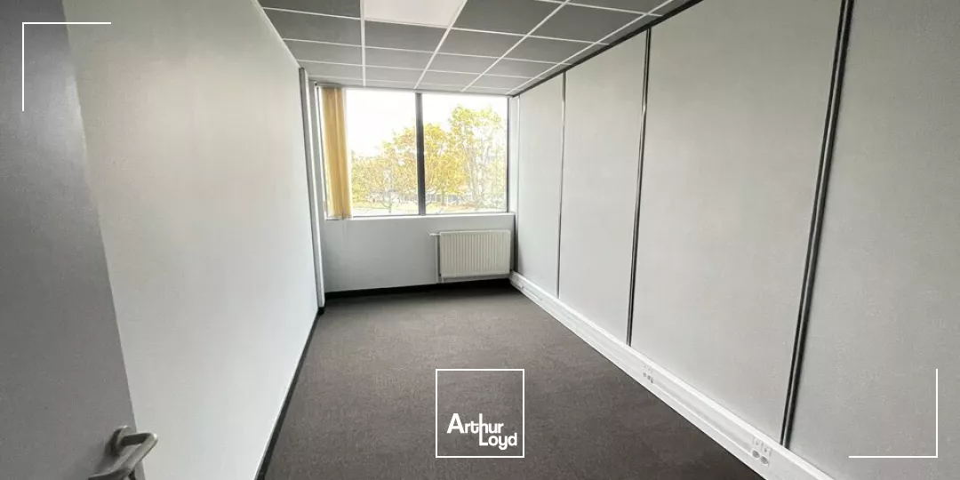 TRES BIEN SITUES FUTUROPOLE GRAND POITIERS - BUREAUX A LOUER 140m² 