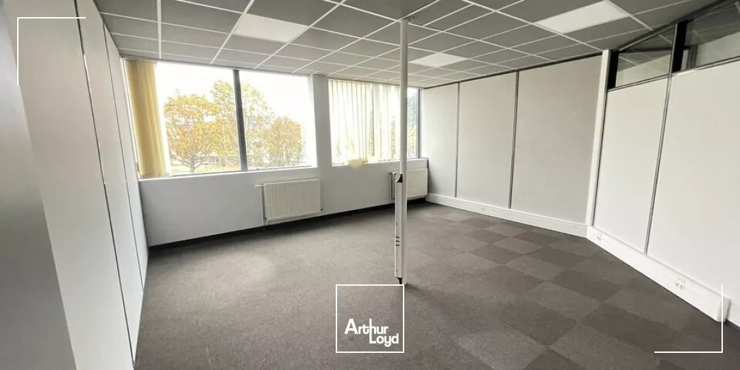 TRES BIEN SITUES FUTUROPOLE GRAND POITIERS - BUREAUX A LOUER 140m² 