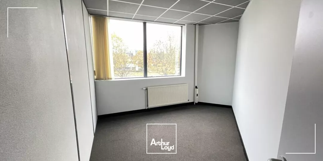 TRES BIEN SITUES FUTUROPOLE GRAND POITIERS - BUREAUX A LOUER 140m² 