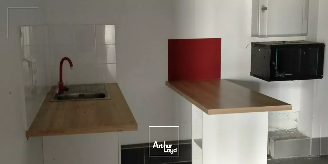 A LOUER LOCAL COMMERCIAL DE 352m² EN ZONE COMMERCIALE A NEUVILLE DE POITOU