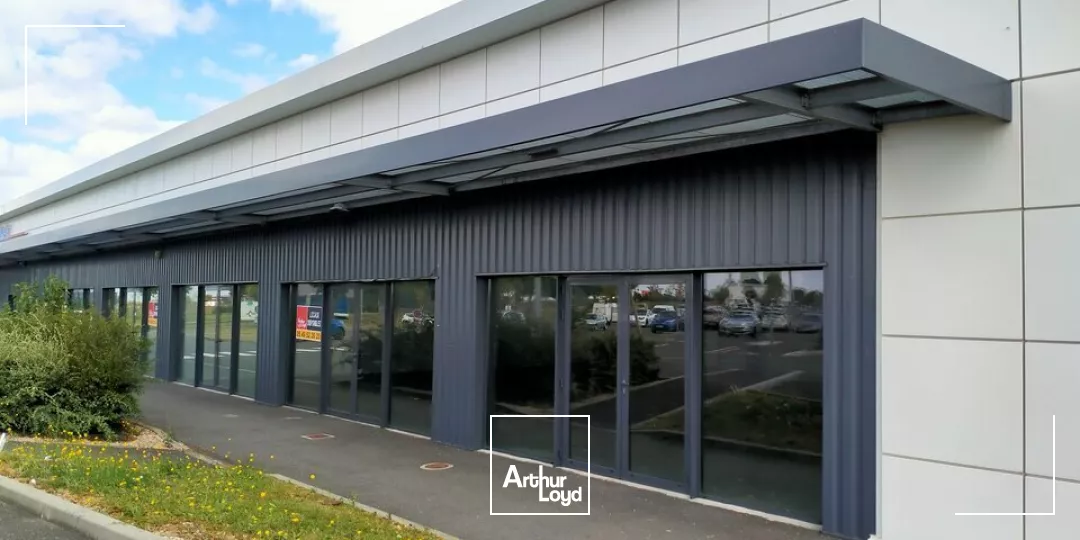 A LOUER LOCAL COMMERCIAL DE 352m² EN ZONE COMMERCIALE A NEUVILLE DE POITOU