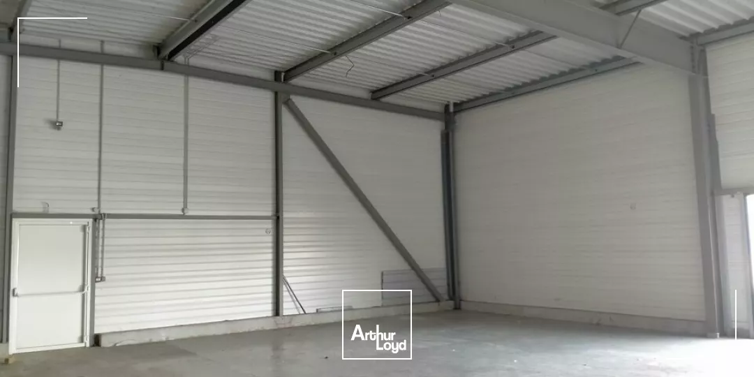 A LOUER LOCAL COMMERCIAL DE 352m² EN ZONE COMMERCIALE A NEUVILLE DE POITOU