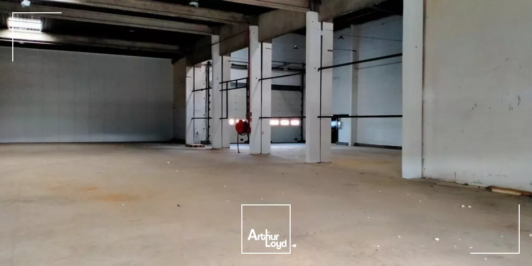 A LOUER LOCAL D'ACTIVITE/ENTREPOT 200m² AVEC QUAI SUR CHATELLERAULT NORD (86)