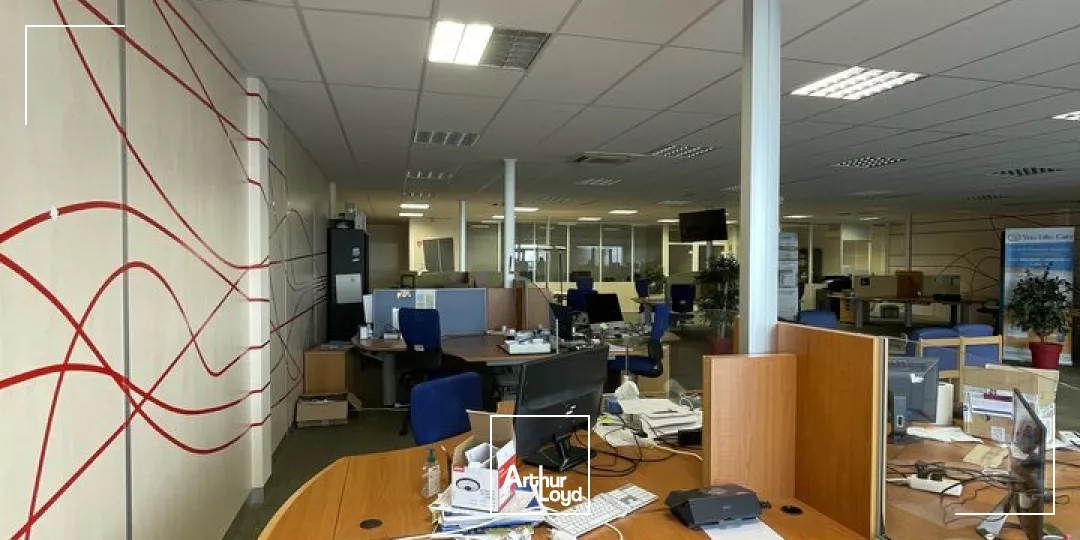 LOCATION BUREAUX A ECHIRE PROCHE NIORT ENVIRON 376m2 AVEC PARKINGS BELLE VISIBILITE