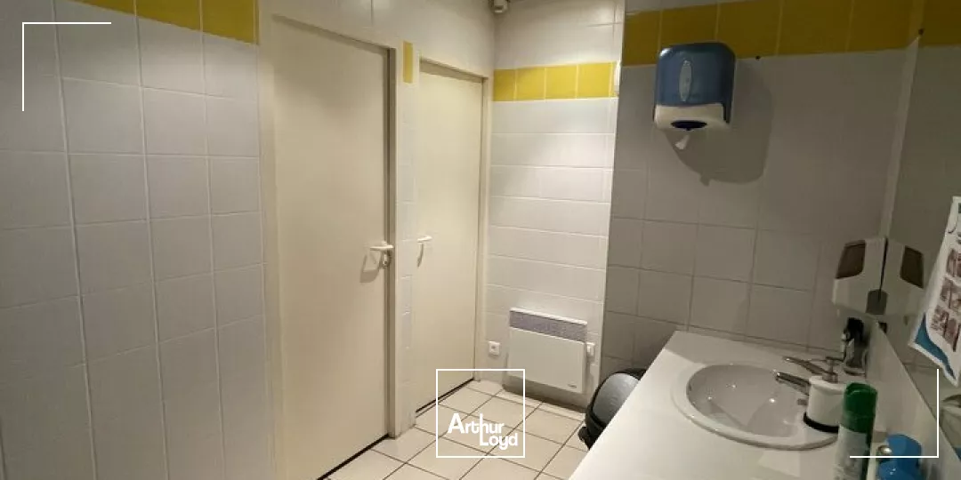 LOCATION BUREAUX A ECHIRE PROCHE NIORT ENVIRON 376m2 AVEC PARKINGS BELLE VISIBILITE