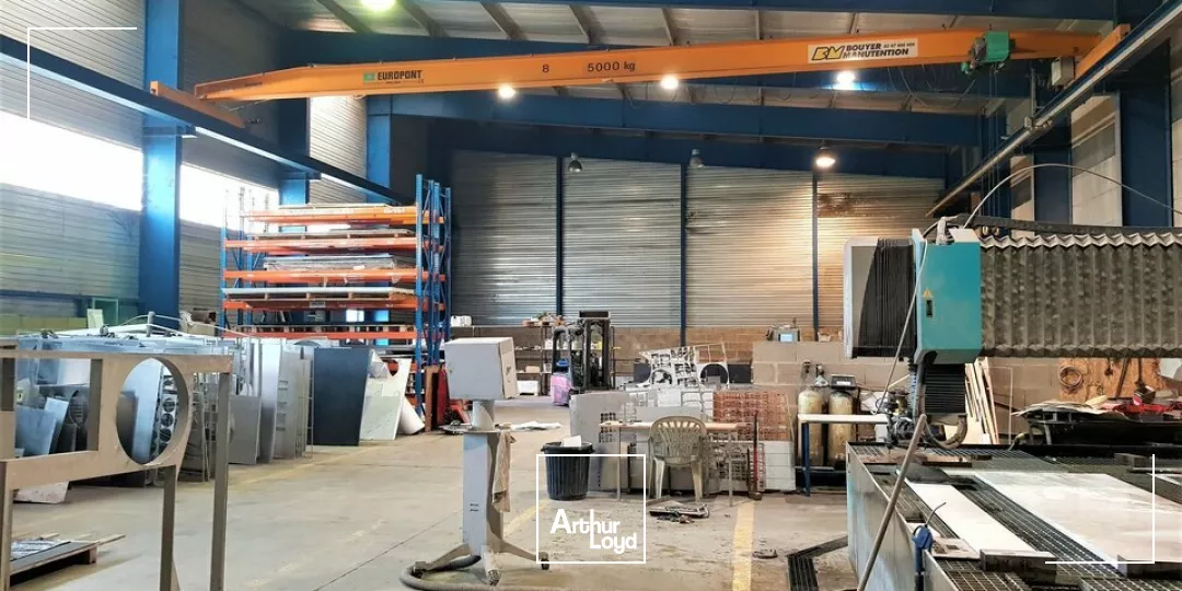 GRAND POITIERS - BATIMENT INDUSTRIEL / ACTIVITES A VENDRE 6280m² AVEC PONT-ROULANTS