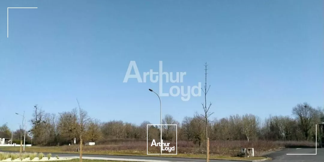 TERRAIN CONSTRUCTIBLE TOUS COMMERCES DE 4 237 M² SUR CHATELLERAULT SUD