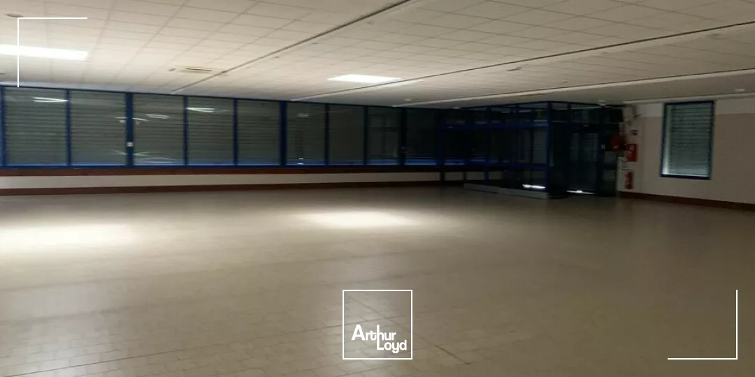 A VENDRE LOCAL COMMERCIAL 1143m2 MONCOUTANT