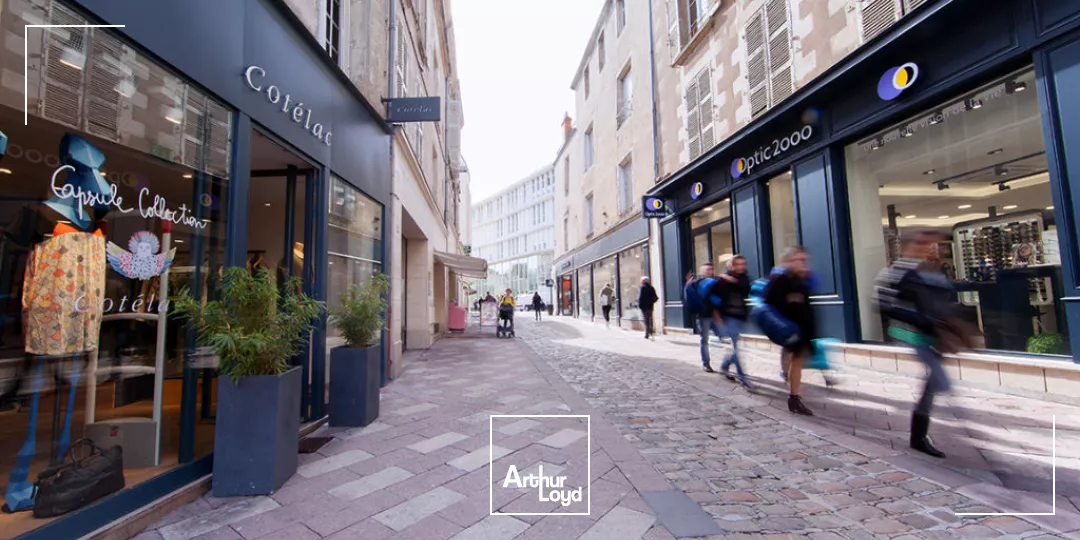 A LOUER - LOCAL COMMERCIAL UNIQUE DANS UNE RUE N°1 CENTRE VILLE DE POITIERS