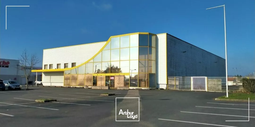 A LOUER LOCAL COMMERCIAL EXCELLENTE VISIBILITE SUR AXE POITIERS / CHATELLERAULT