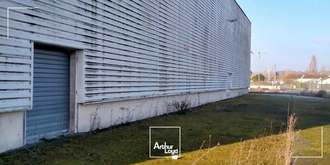 A LOUER LOCAL COMMERCIAL EXCELLENTE VISIBILITE SUR AXE POITIERS / CHATELLERAULT