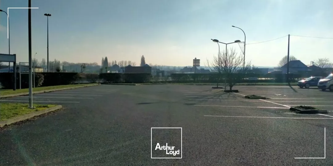 A LOUER LOCAL COMMERCIAL EXCELLENTE VISIBILITE SUR AXE POITIERS / CHATELLERAULT