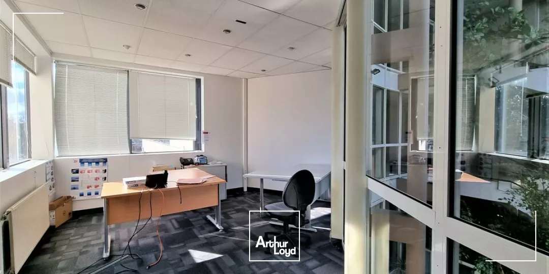 TRES BELLES PRESTATIONS - FUTUROPOLE CHASSENEUIL - BEAUX BUREAUX A LOUER 320m²
