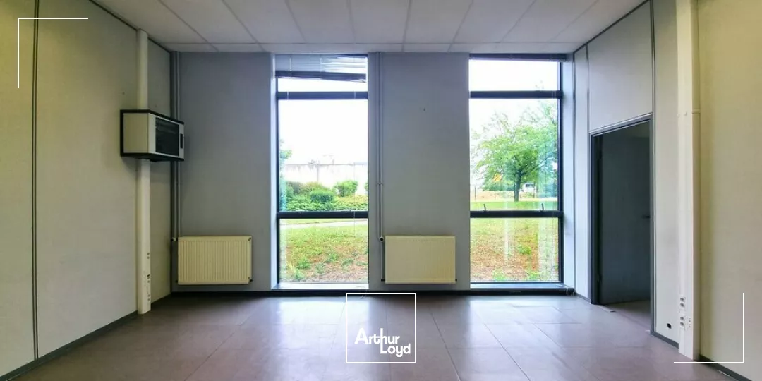 CHASSENEUIL TECHNOPOLE DU FUTUROSCOPE - 74,48 m² DE BUREAUX A LOUER