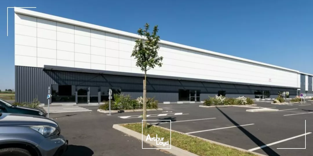 A LOUER LOCAL COMMERCIAL DE 783m² EN ZONE COMMERCIALE A NEUVILLE DE POITOU (86)