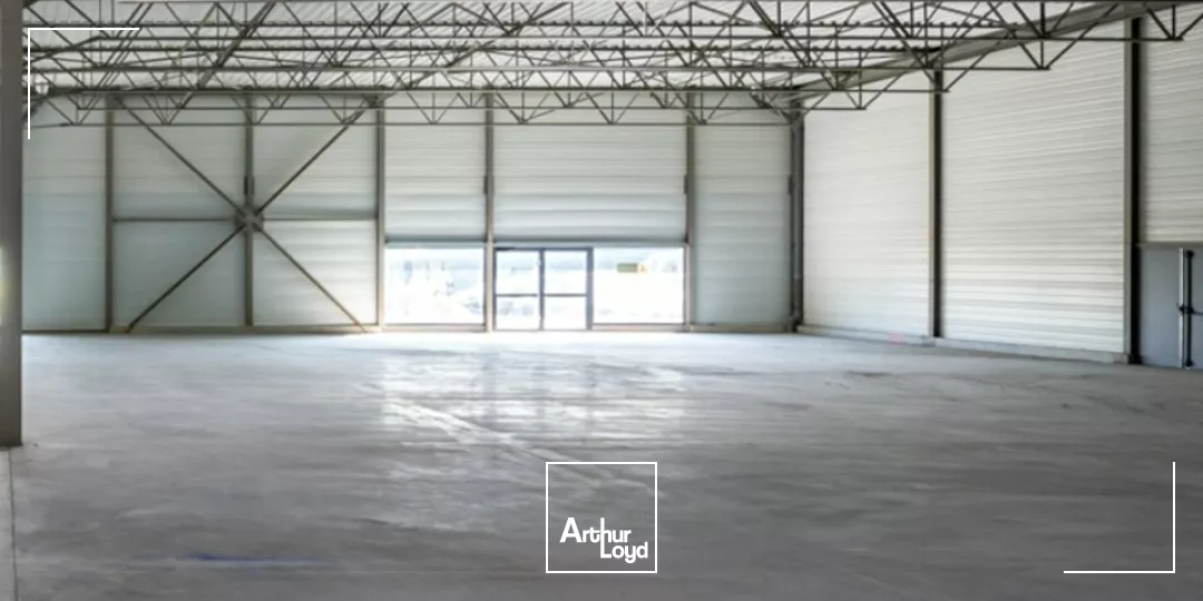 A LOUER LOCAL COMMERCIAL DE 783m² EN ZONE COMMERCIALE A NEUVILLE DE POITOU (86)