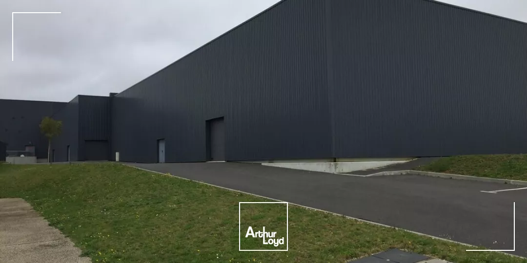 A LOUER LOCAL COMMERCIAL DE 783m² EN ZONE COMMERCIALE A NEUVILLE DE POITOU (86)