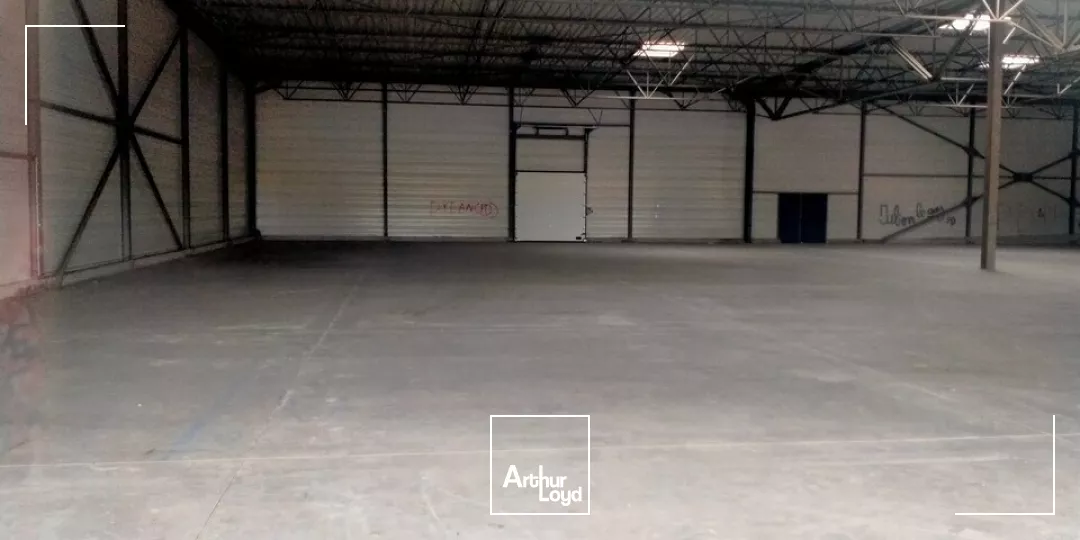 A LOUER LOCAL COMMERCIAL DE 783m² EN ZONE COMMERCIALE A NEUVILLE DE POITOU (86)