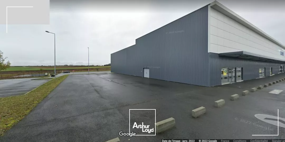 A LOUER LOCAL COMMERCIAL DE 783m² EN ZONE COMMERCIALE A NEUVILLE DE POITOU (86)